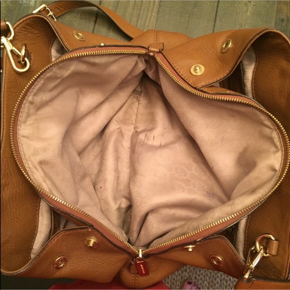 Micheal Kors preloved tan/acorn satchel - Picture 4 of 11